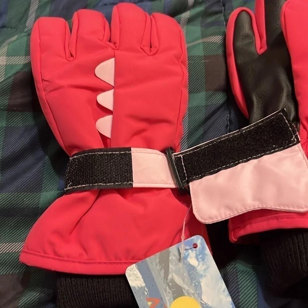 NWT waterproof gloves size 7-9 years old  CUTE